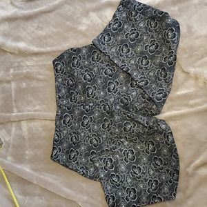 Kim Rogers size 10 Black and White Flower Cropped Pants